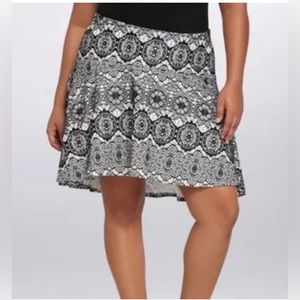 EUC Torrid Black White Lace Full Circle Skater Skirt Plus Size 4X